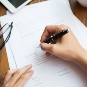 (informe) formulario-solicitud-llenado-hombre-irreconocible-Katemangostar-freepik