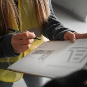 (medicion) mujer-alto-angulo-trabajando-como-ingeniera-freepik